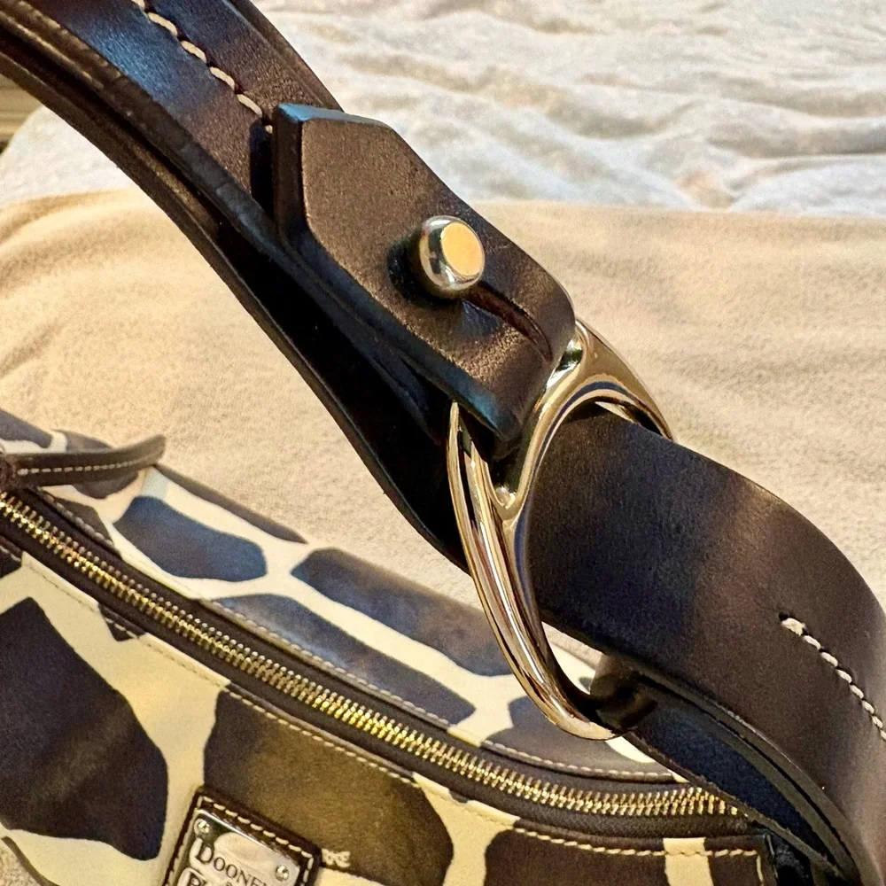 Dooney & Bourke Giraffe Print Shoulder Bag with Wallet - Picture 5 of 11